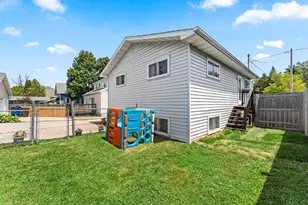 707 N Sawyer St, Oshkosh, WI 54902 - Photo 2