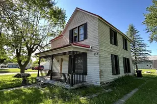 713 W Waupaca St, New London, WI 54961 - Photo 2