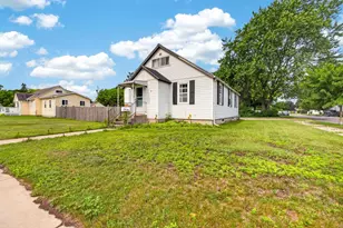 301 Burns St, Marinette, WI 54143 - Photo 2
