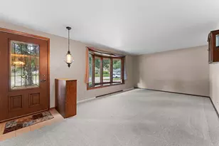 2536 Delwood Dr, Green Bay, WI 54302 - Photo 2