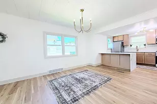 417 W 17th Ave, Oshkosh, WI 54902 - Photo 6