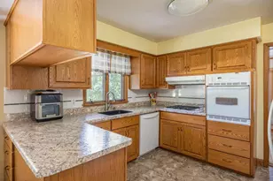 6021 N Rosewood Dr, Appleton, WI 54913 - Photo 2