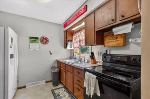 1866 Oakridge Rd, Neenah, WI 54956 - Photo 2