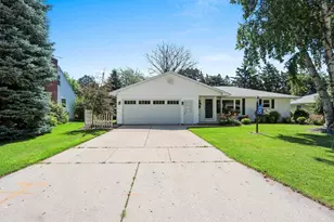 1421 Argonne Dr, Green Bay, WI 54304 - Photo 2