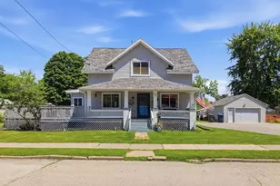 427 5th St, Waupaca, WI 54981 - Photo 2