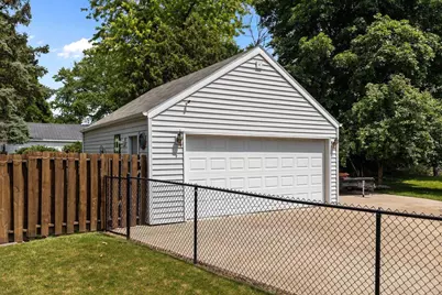 882 Higgins Avenue, Neenah, WI 54956 - Photo 8