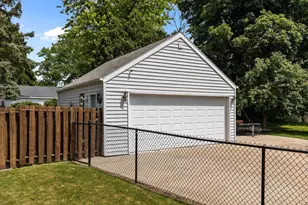 882 Higgins Ave, Neenah, WI 54956 - Photo 8