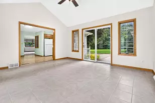 1049 Gregory St, Neenah, WI 54956 - Photo 4