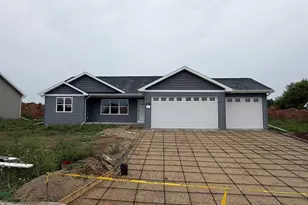 538 Riverview Dr, Berlin, WI 54923 - Photo 1