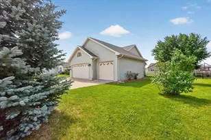810 Killarny Trail, De Pere, WI 54115 - Photo 2