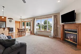 388 Wooden Shoe Cir, Kaukauna, WI 54130 - Photo 8