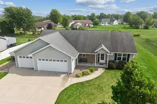 388 Wooden Shoe Cir, Kaukauna, WI 54130 - Photo 2