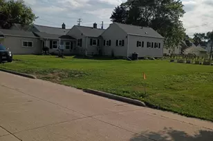 520 Pleasant St, Oshkosh, WI 54901 - Photo 4