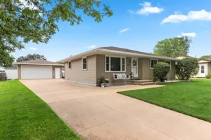 1718 Schaefer Cir, Appleton, WI 54915 - Photo 2