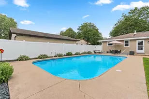 1718 Schaefer Cir, Appleton, WI 54915 - Photo 6