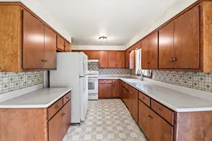 519 Robert Ln, Green Bay, WI 54311 - Photo 8
