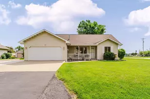 1202 Willow Bend Ln, Oshkosh, WI 54904 - Photo 1