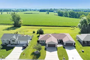 467 Longwood Ln, Wrightstown, WI 54180 - Photo 2