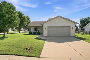75 Rolling Green Cir, Oshkosh, WI 54904 - Photo 2