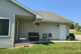 961 Charles Wright Dr, Waupaca, WI 54981 - Photo 4