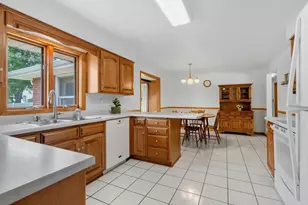 935 Marvelle Ln, Green Bay, WI 54304 - Photo 6