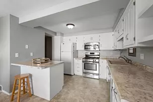 2440 Meadow Park Dr, Green Bay, WI 54311 - Photo 12