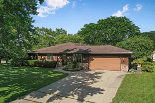 2440 Meadow Park Dr, Green Bay, WI 54311 - Photo 2