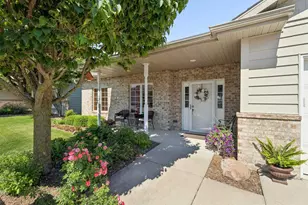3831 N Wayside Ln, Appleton, WI 54913 - Photo 2