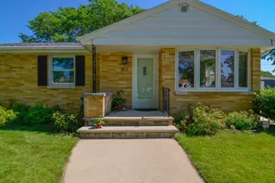 613 Clover Ln, Green Bay, WI 54301 - Photo 2