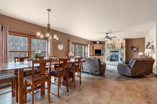 1055 Zacher Dr, Oshkosh, WI 54901 - Photo 6