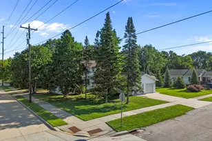 906 Grand St, Oshkosh, WI 54901 - Photo 2