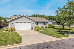 1028 Durham Ln, Menasha, WI 54952 - Photo 2