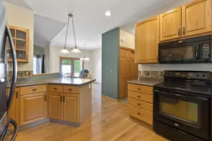 8 Hampton Ct, Fond du Lac, WI 54935 - Photo 4
