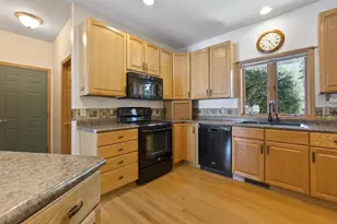 8 Hampton Ct, Fond du Lac, WI 54935 - Photo 2