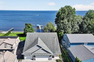 4666 Island View Dr, Oshkosh, WI 54901 - Photo 12