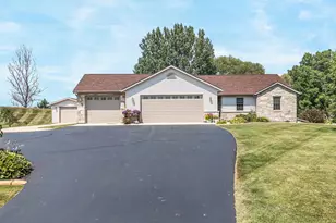 206 Donovan Cir, Rosendale, WI 54974 - Photo 1