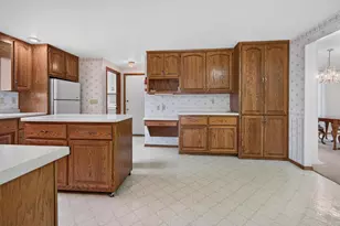 713 Canberry Ct, De Pere, WI 54115 - Photo 4
