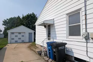 415 W 19th Ave, Oshkosh, WI 54902 - Photo 2
