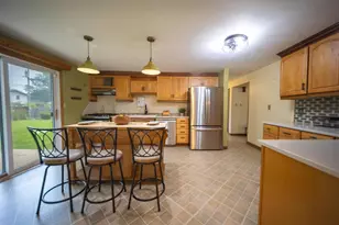559 Hilltop Dr, Green Bay, WI 54301 - Photo 6