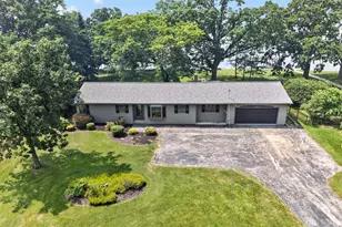 2507 Edgewood Ln, Oshkosh, WI 54904 - Photo 2