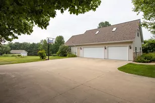 E9051 Rocky Mountain Dr, New London, WI 54961 - Photo 2