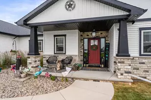 W5638 Hoelzel Way, Appleton, WI 54915 - Photo 2