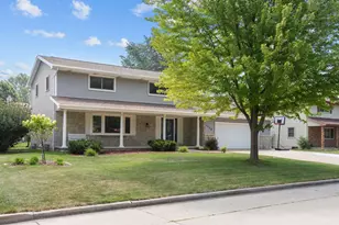 1330 N Briarcliff Dr, Appleton, WI 54915 - Photo 2