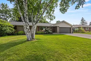 524 E Briar Ln, Green Bay, WI 54301 - Photo 2