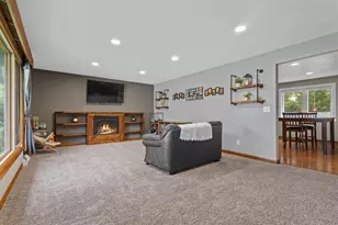 524 E Briar Ln, Green Bay, WI 54301 - Photo 10