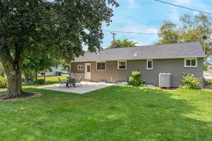 906 Oshkosh St, New London, WI 54961 - Photo 2