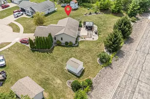 365 Lilac St, Oshkosh, WI 54902 - Photo 2