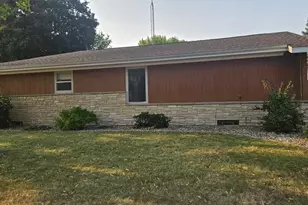 285 Oak St, Berlin, WI 54923 - Photo 2