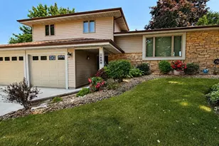 1600 Brentwood Dr, Oshkosh, WI 54904 - Photo 2