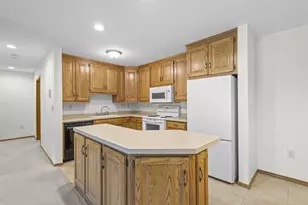 1600 Rustic Oaks Ct, Green Bay, WI 54301 - Photo 8
